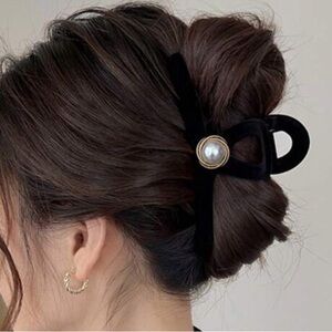 Black Velvet Pearl Hair Claw